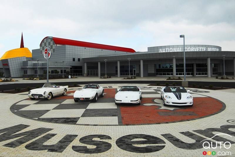 Chevrolet Corvette 2020 accidentée, trois quarts arrière, autre côté